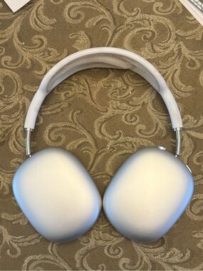 Apple Silver AirPod Max Wireless Over-Ear Headphones with Mesh Headband